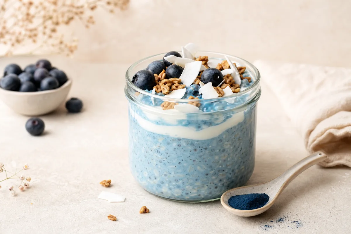 Modrá kokosová overnight kaše s Blue Spirulinou